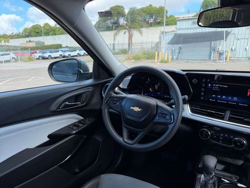 Used 2025 Chevrolet Trax LT image 32