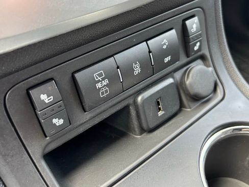 Used 2016 GMC Acadia SLE image 26