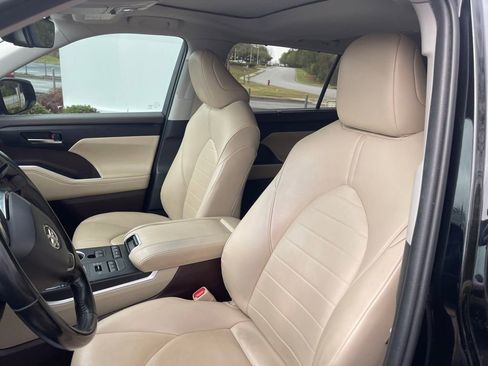 Used 2020 Toyota Highlander XLE AWD/4WD image 25