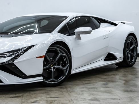 Used 2023 Lamborghini Huracan Tecnica image 3