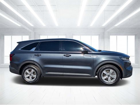 Used 2022 Kia Sorento LX image 2