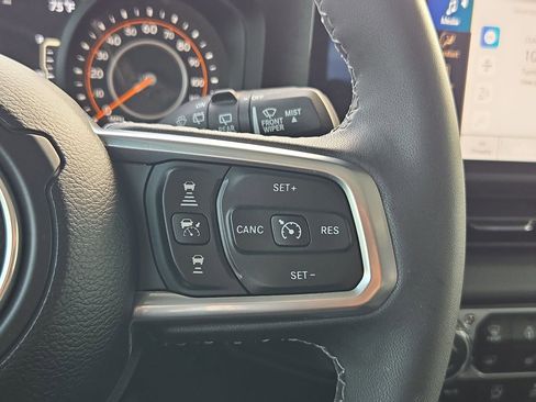 Used 2025 Jeep Wrangler Sahara image 19