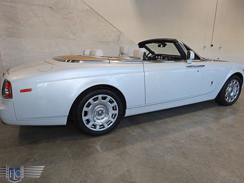 Used 2017 Rolls-Royce Phantom Drophead Coupe image 5