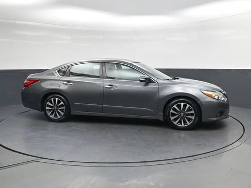 Used 2017 Nissan Altima 2.5 SV w/ Convenience Package FWD image 4