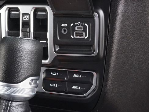 Used 2025 Jeep Gladiator Mojave w/ Convenience Group AWD/4WD image 15