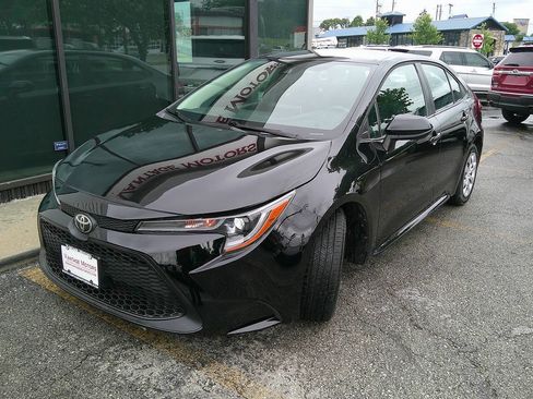 Used 2020 Toyota Corolla LE FWD image 2