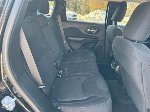 Used 2017 Jeep Cherokee Latitude w/ Cold Weather Group image 20