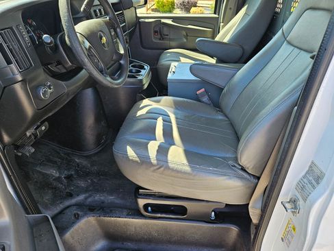 Used 2015 Chevrolet Express 2500 RWD image 12