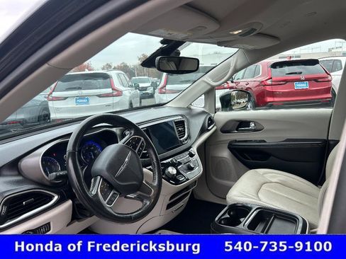 Used 2020 Chrysler Pacifica Touring-L w/ Advanced Safetytec Group image 16