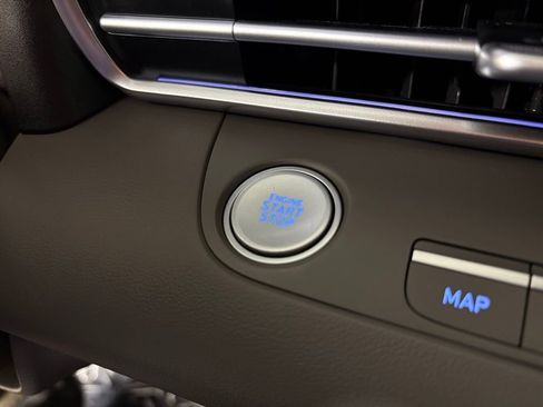 Used 2024 Hyundai Elantra Blue image 23