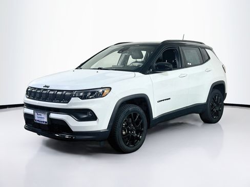 Used 2022 Jeep Compass Latitude w/ Sun and Sound Group AWD/4WD image 1
