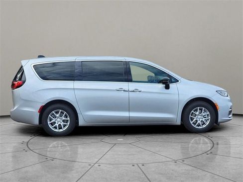 New 2026 Chrysler Pacifica Select image 13