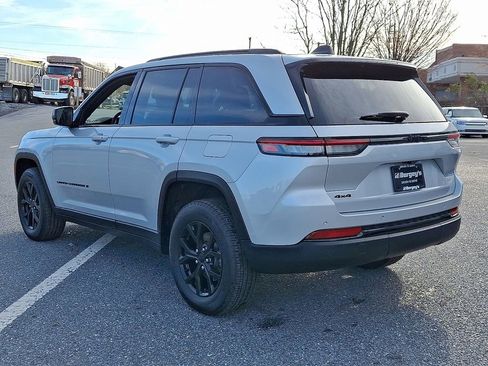 Used 2024 Jeep Grand Cherokee Altitude image 4