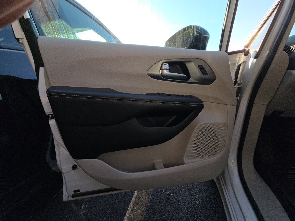 Used 2024 Chrysler Pacifica Touring-L FWD image 7