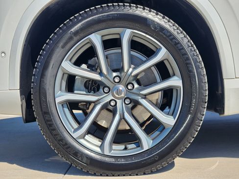 Used 2016 Volvo XC90 T6 Momentum w/ Momentum Plus Package image 11