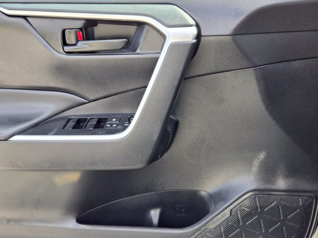 Used 2021 Toyota RAV4 LE FWD image 27