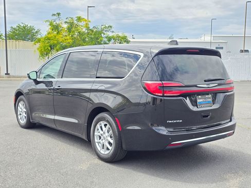 Used 2023 Chrysler Pacifica Touring-L FWD image 4