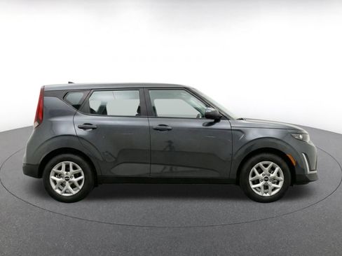 Used 2025 Kia Soul LX w/ LX Technology Package FWD image 9