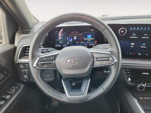 Used 2025 Chevrolet Suburban Z71 image 12