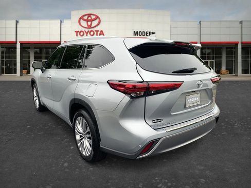 Used 2023 Toyota Highlander Platinum FWD image 6