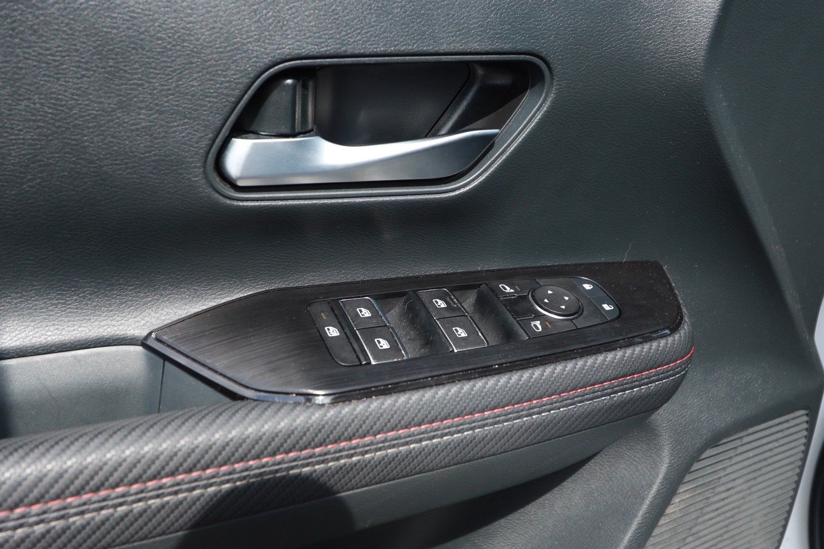 Used 2025 Nissan Kicks SR w/ Interior Electronics Package FWD image 22