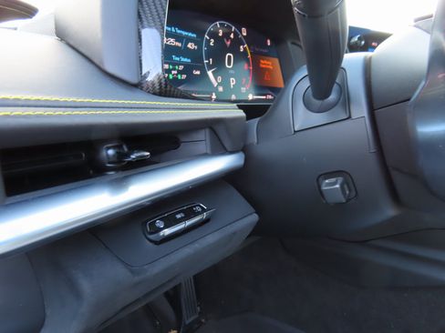 Used 2022 Chevrolet Corvette Stingray Premium Cpe w/ Z51 Performance Package image 17