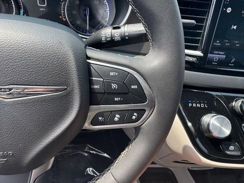 Used 2024 Chrysler Pacifica Touring-L FWD image 29