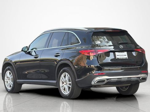 Used 2023 Mercedes-Benz GLC 300 4MATIC image 3
