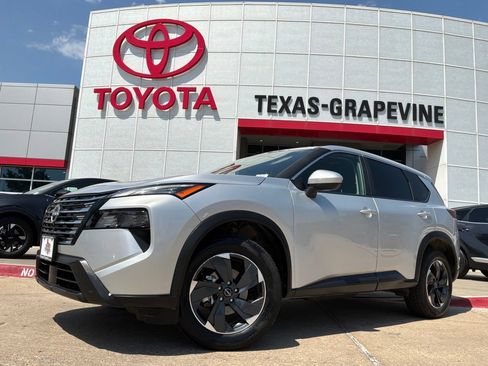 Used 2025 Nissan Rogue SV AWD/4WD image 2
