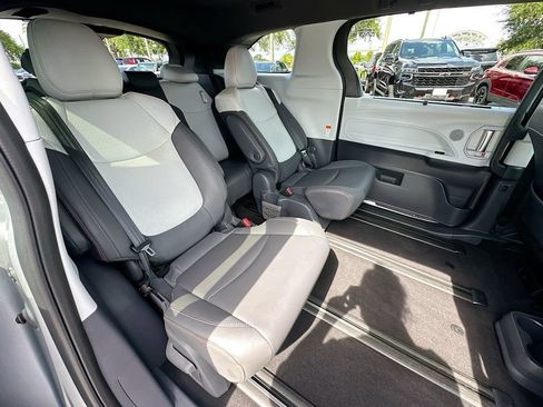 Used 2021 Toyota Sienna XSE FWD image 27
