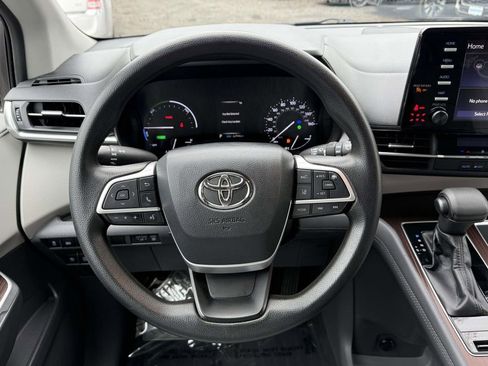 Used 2021 Toyota Sienna LE image 18