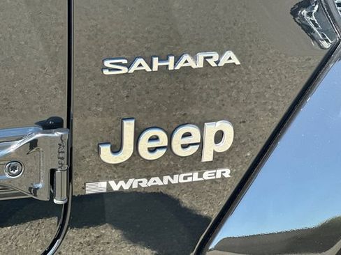 Used 2024 Jeep Wrangler Unlimited Sahara AWD/4WD image 32