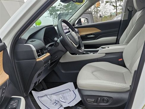 Used 2024 Toyota Grand Highlander Limited image 5