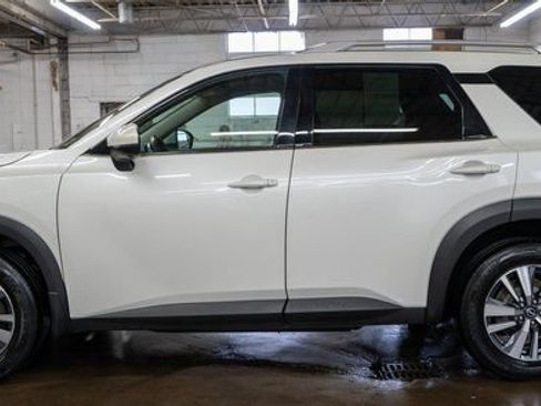 Used 2024 Nissan Pathfinder SL AWD/4WD image 9