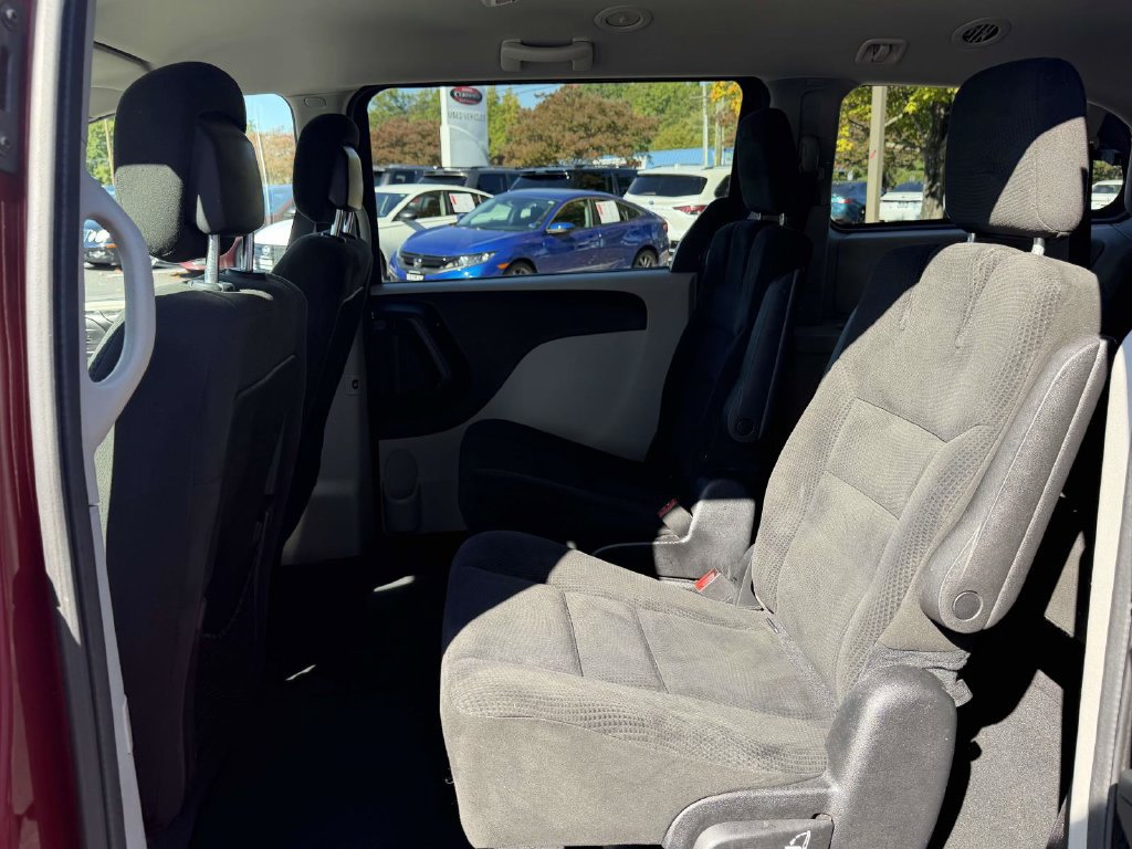 Used 2016 Dodge Grand Caravan SXT w/ UConnect Hands-Free Group FWD image 13