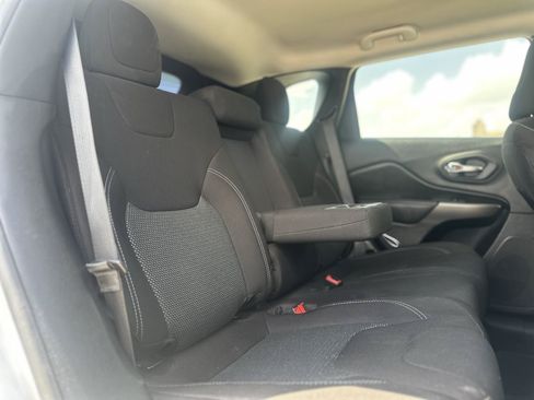 Used 2020 Jeep Cherokee Latitude FWD image 16