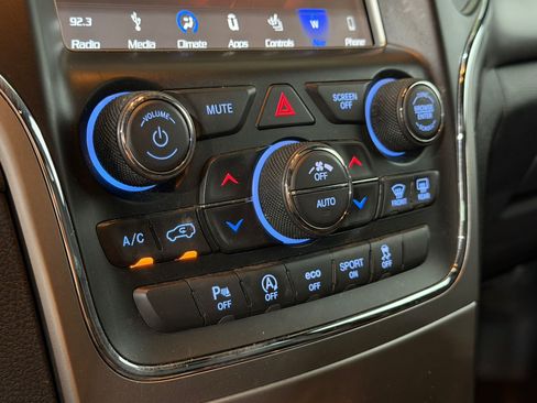 Used 2018 Jeep Grand Cherokee Altitude AWD/4WD image 17
