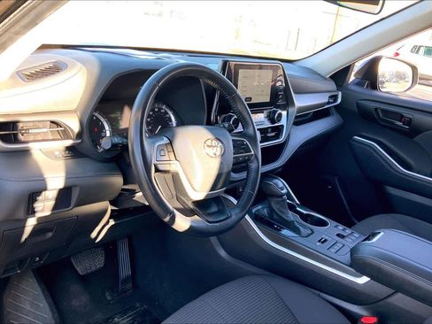 Used 2024 Toyota Highlander LE image 14