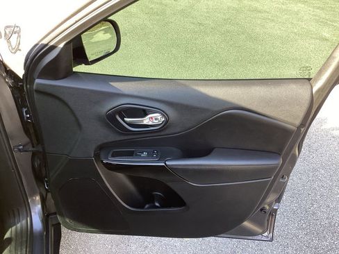 Used 2019 Jeep Cherokee Latitude Plus image 25