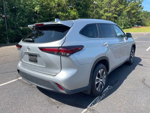 Used 2024 Toyota Highlander XLE AWD/4WD image 17