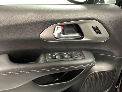 Used 2025 Chrysler Pacifica Select w/ Uconnect Theater Family Group FWD image 14
