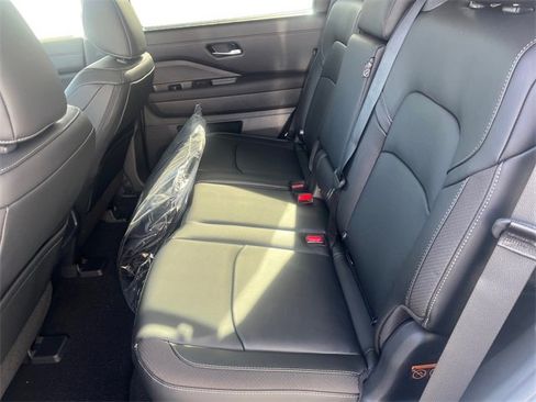 New 2025 Nissan Pathfinder SL image 8