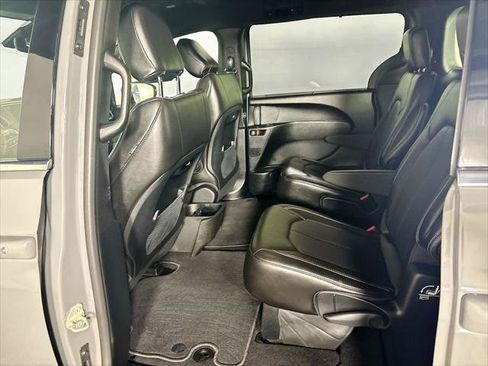 Certified 2025 Chrysler Pacifica Select AWD/4WD image 19