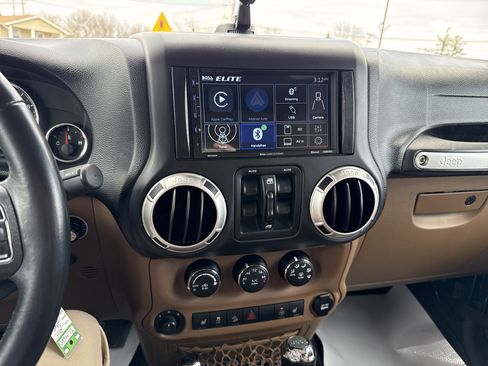 Used 2016 Jeep Wrangler Unlimited Rubicon w/ Connectivity Group image 22