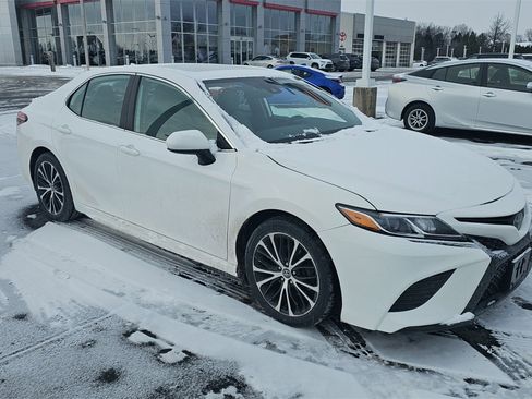 Used 2019 Toyota Camry SE image 1