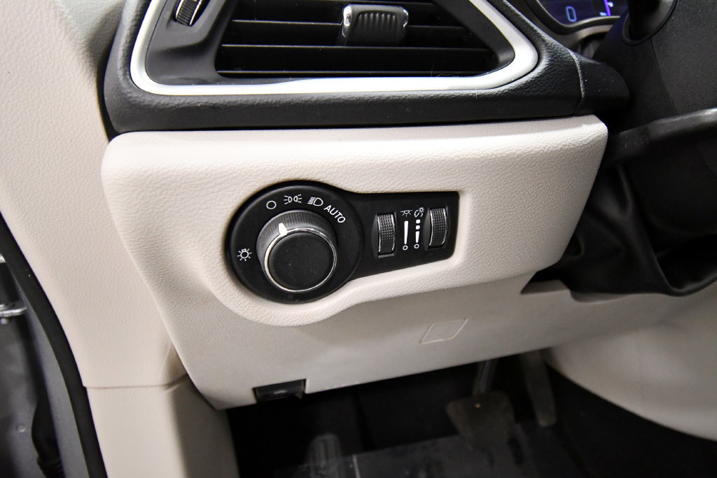 Used 2020 Chrysler Voyager Lxi FWD image 16
