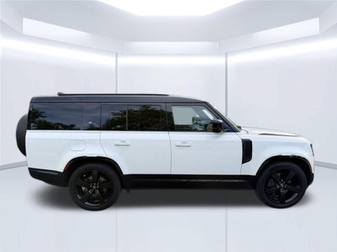 Used 2024 Land Rover Defender 130 X-Dynamic SE AWD/4WD image 4