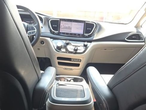 Used 2024 Chrysler Pacifica Touring-L FWD image 22