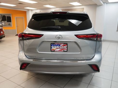 Used 2022 Toyota Highlander Platinum image 9