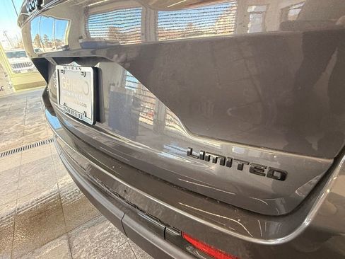 Used 2025 Jeep Grand Cherokee Limited w/ Black Appearance Package image 10